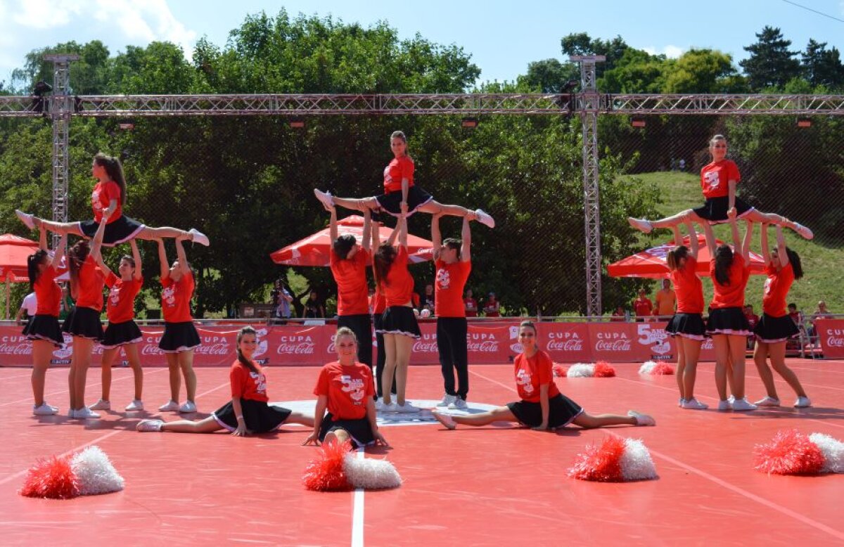 FOTO Cheerleaders show :) » Majoretele au animat atmosfera de la Cupa Coca-Cola