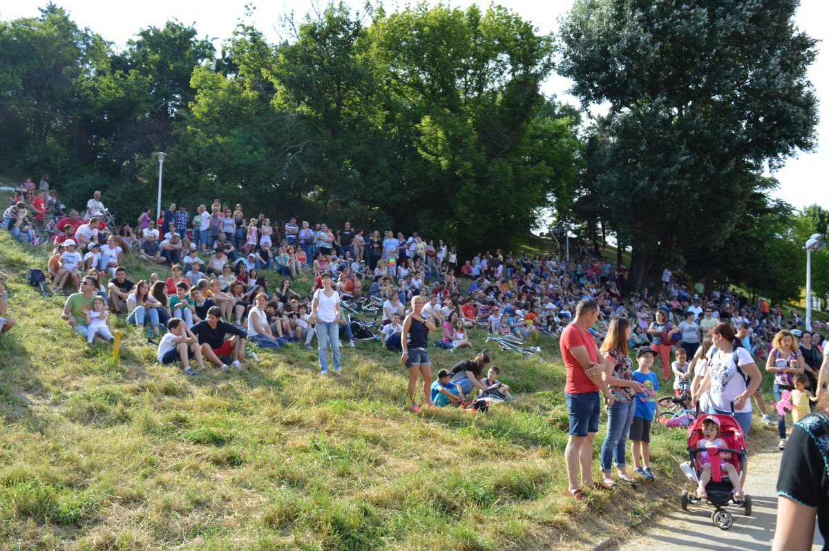 FOTO Un oraș la aer liber » Parcul Tineretului luat cu asalt în timpul finalelor Cupei Coca-Cola