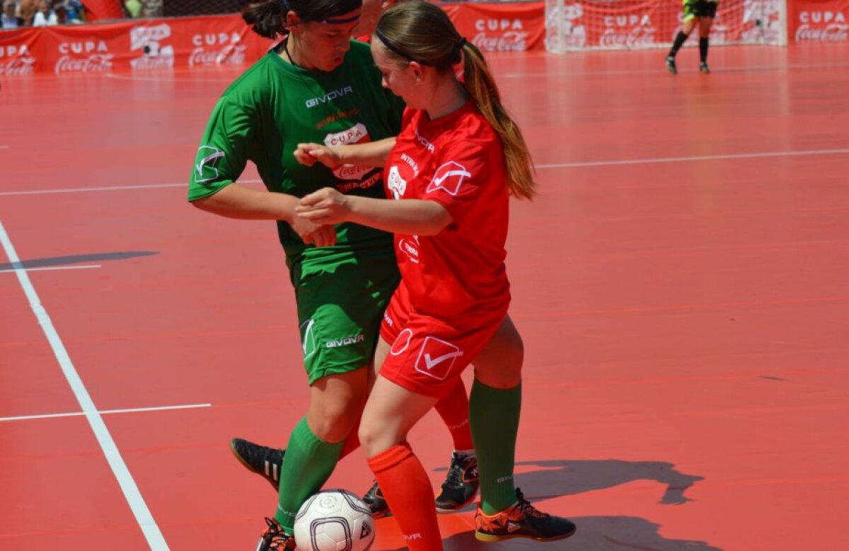 FOTO Faulturi bărbătești! S-a jucat dur în finala feminină la Cupa Coca-Cola: ambele portărițe au fost puse la pământ