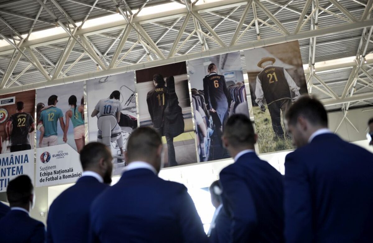 FOTO Cu zâmbetul pe buze » ”Tricolorii” au fost aclamați de sute de fani la plecarea în Franța