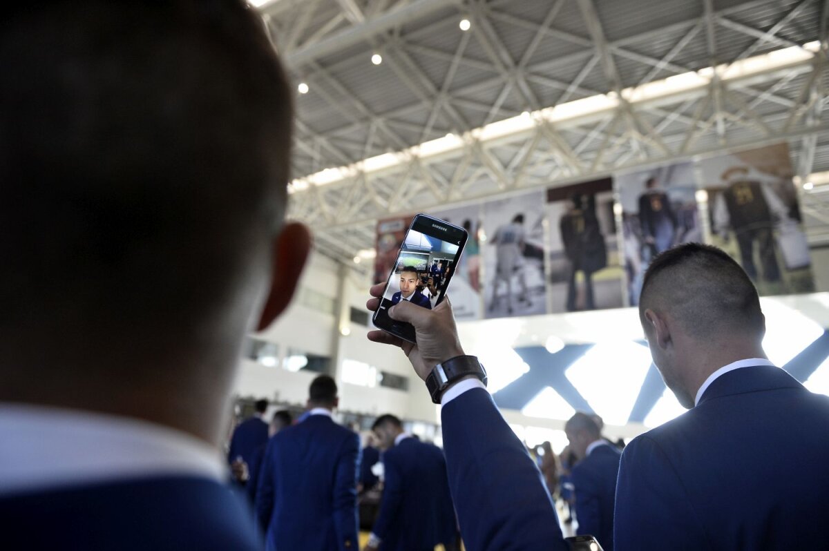 FOTO Cu zâmbetul pe buze » ”Tricolorii” au fost aclamați de sute de fani la plecarea în Franța