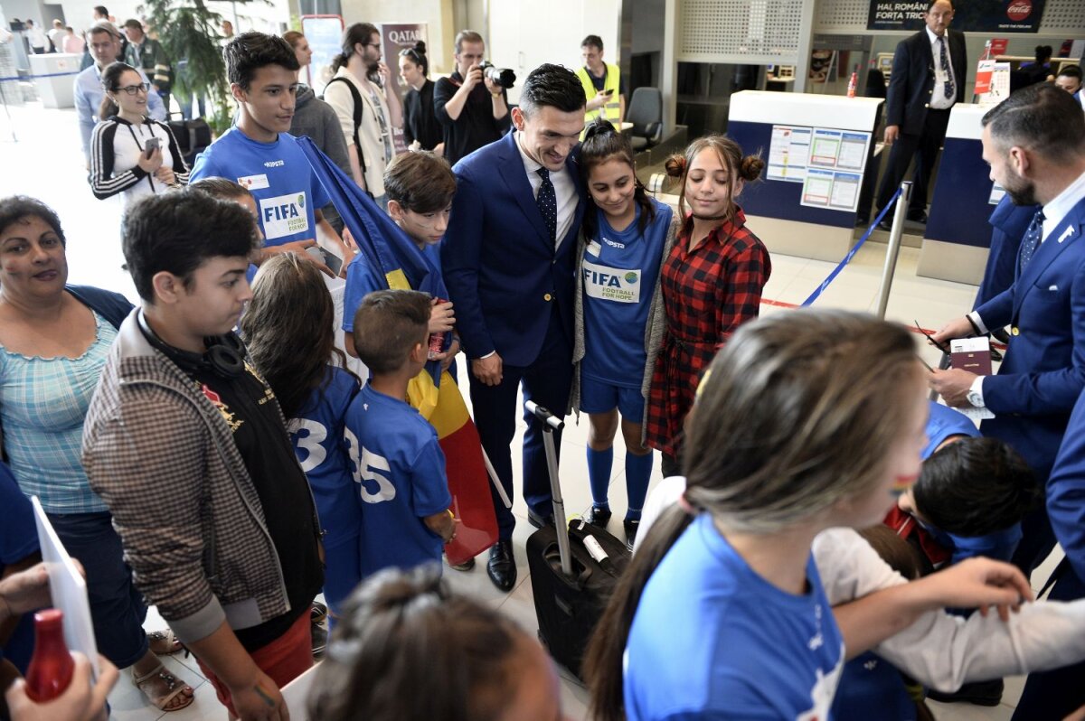 FOTO Cu zâmbetul pe buze » ”Tricolorii” au fost aclamați de sute de fani la plecarea în Franța