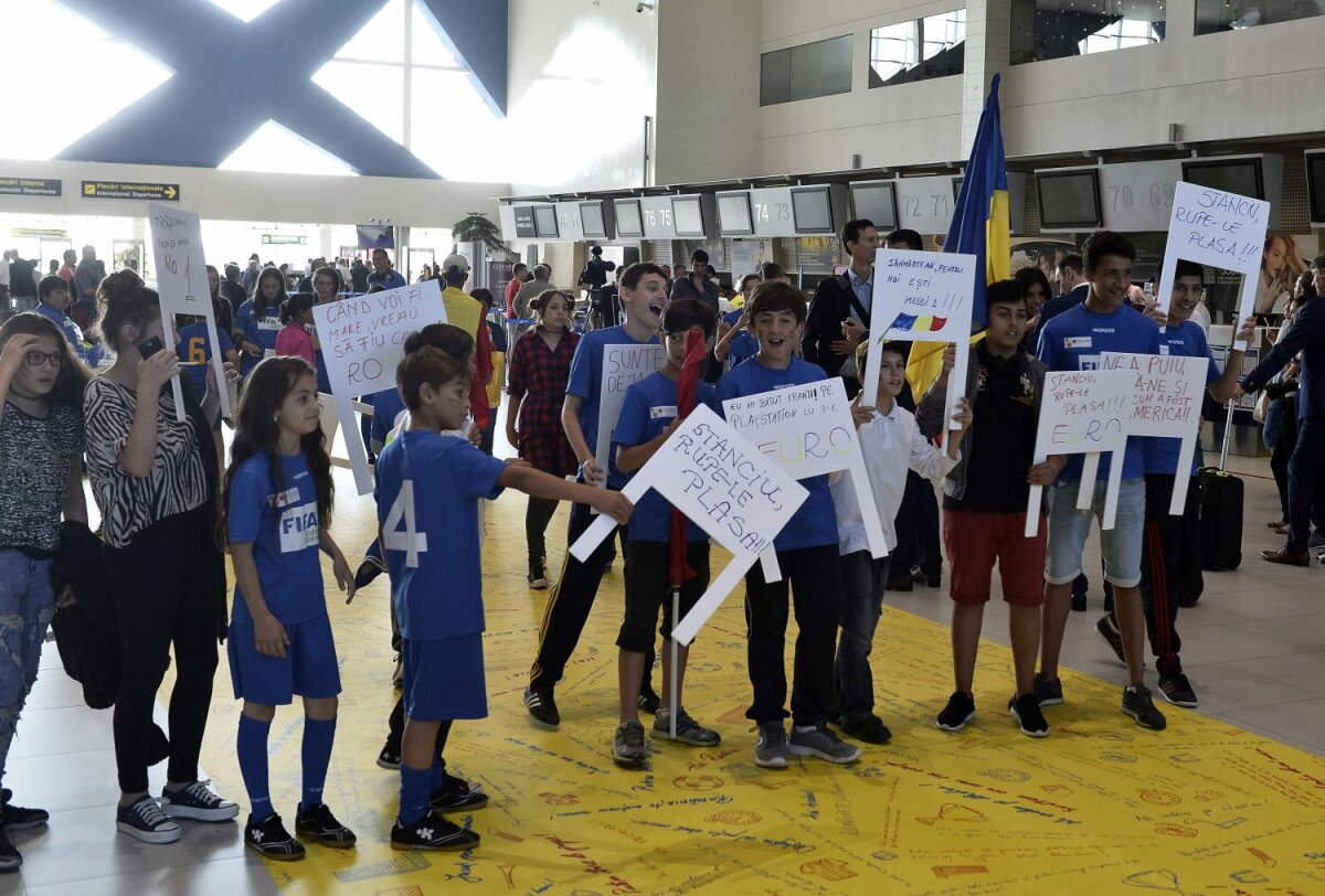 FOTO Cu zâmbetul pe buze » ”Tricolorii” au fost aclamați de sute de fani la plecarea în Franța