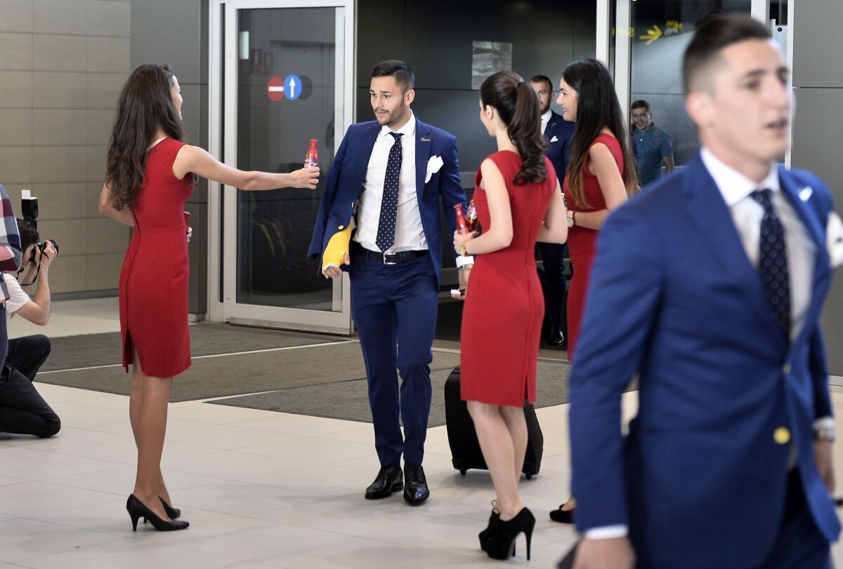 FOTO Cu zâmbetul pe buze » ”Tricolorii” au fost aclamați de sute de fani la plecarea în Franța