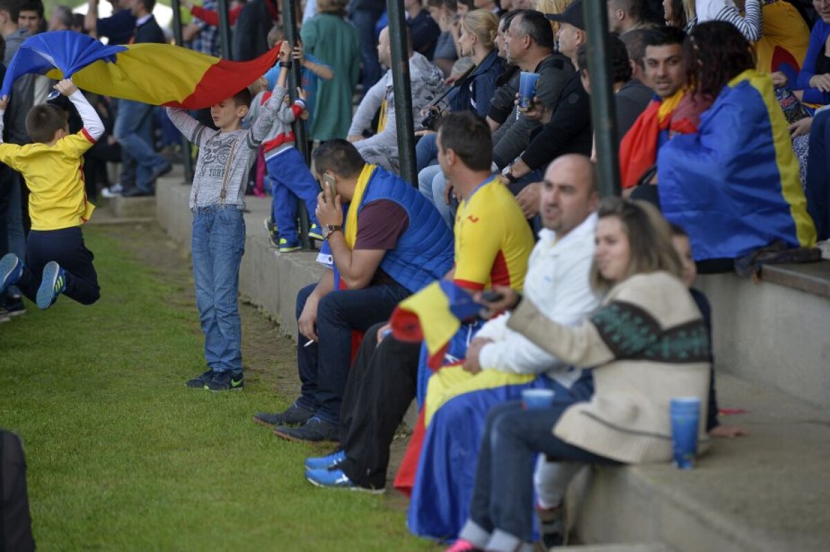 VIDEO Corespondență din Franța » 1000 de oameni i-au întâmpinat pe "tricolori" la primul antrenament pe tărâm francez, iar Iordănescu a vorbit la microfon. "Știm deja primul «11»"