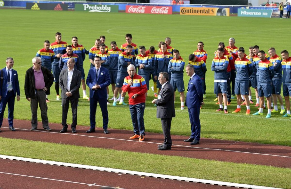 VIDEO Corespondență din Franța » 1000 de oameni i-au întâmpinat pe "tricolori" la primul antrenament pe tărâm francez, iar Iordănescu a vorbit la microfon. "Știm deja primul «11»"