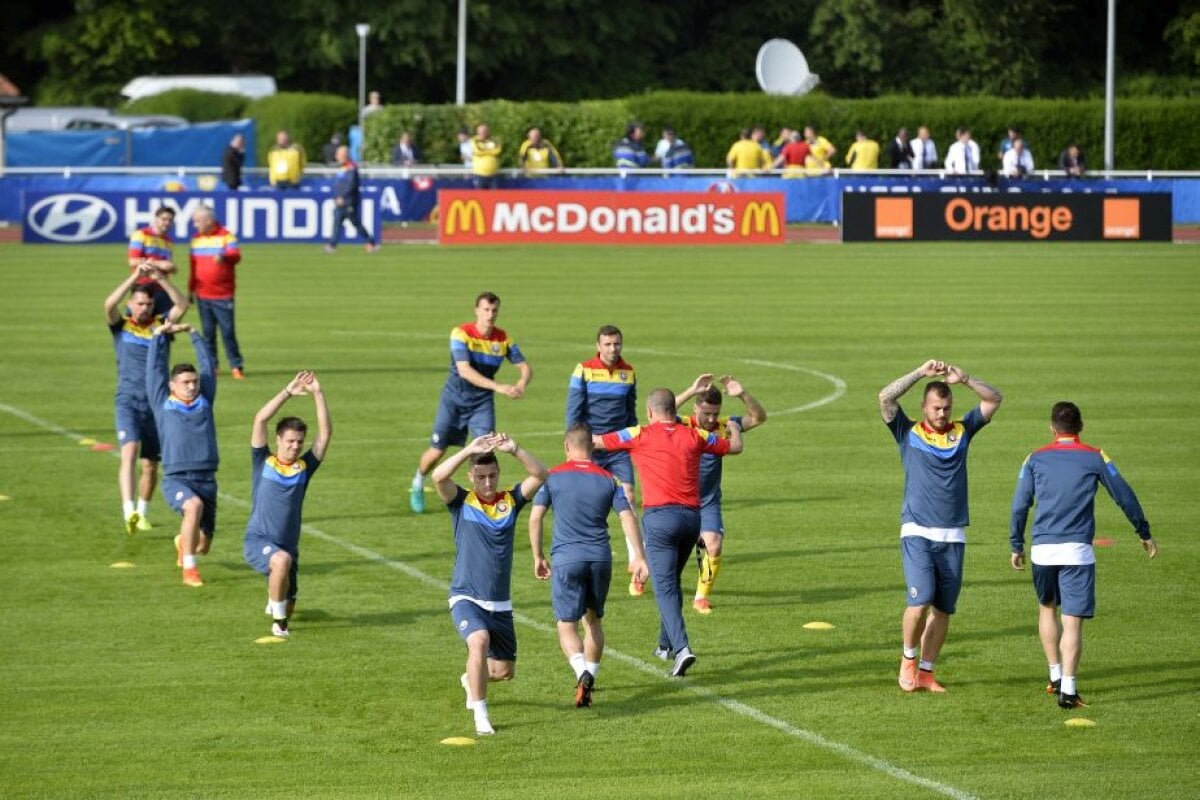 VIDEO Corespondență din Franța » 1000 de oameni i-au întâmpinat pe "tricolori" la primul antrenament pe tărâm francez, iar Iordănescu a vorbit la microfon. "Știm deja primul «11»"