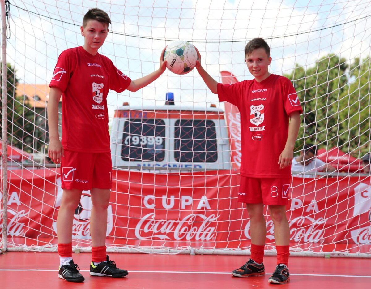 FOTO Ei văd Parisul! Fetele de la LPS Baia Mare şi băieţii de la "Doamna Chiajna" au câştigat ediţia a cincea a Cupei Coca-Cola