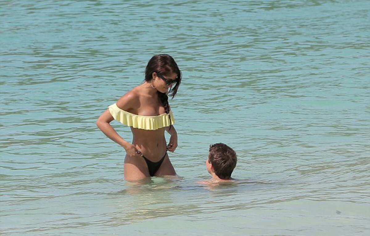 FOTO » Justin Bieber o va regreta enorm! Fosta lui iubită arată senzaţional la plajă