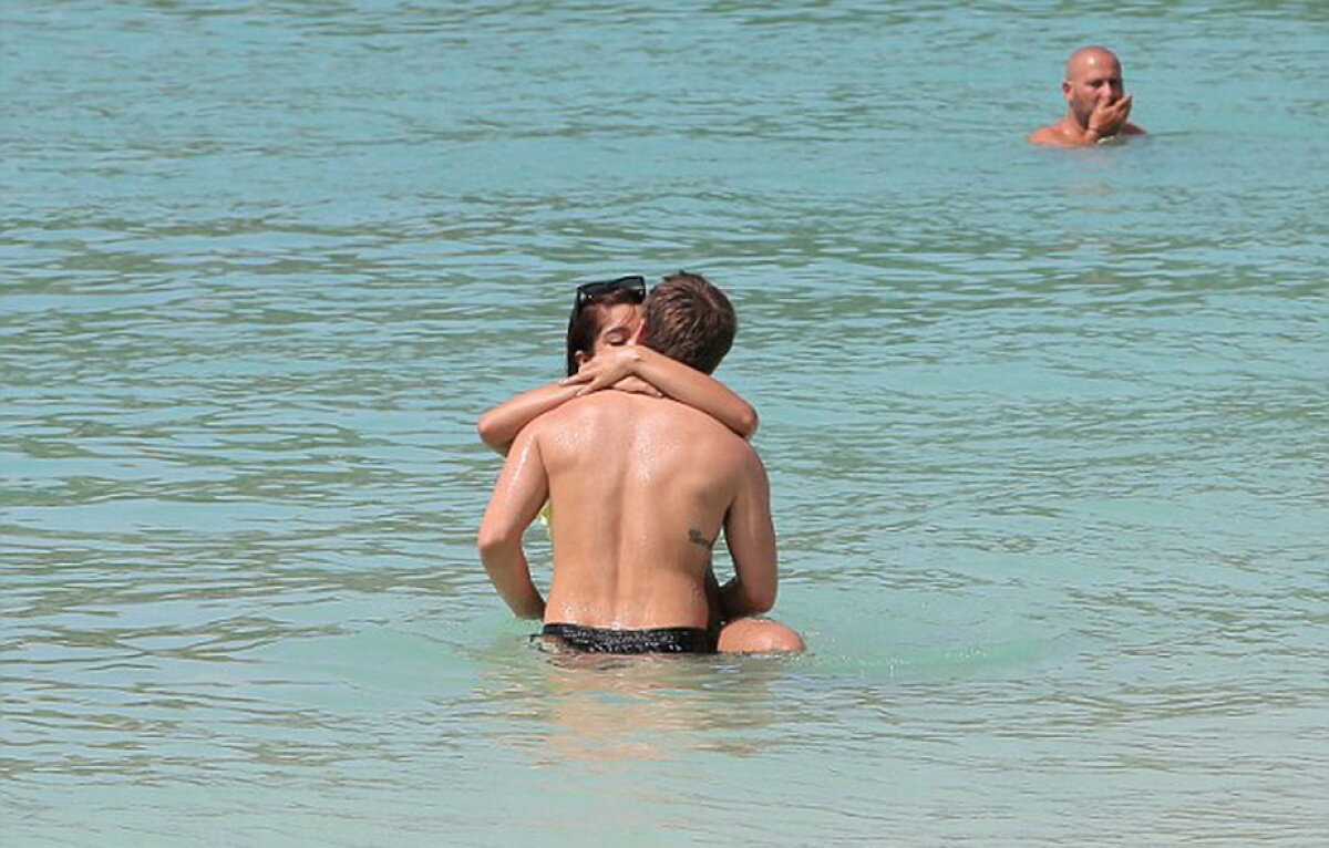 FOTO » Justin Bieber o va regreta enorm! Fosta lui iubită arată senzaţional la plajă