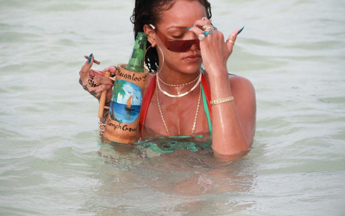 FOTO » Rihanna a făcut show incendiar la plajă!