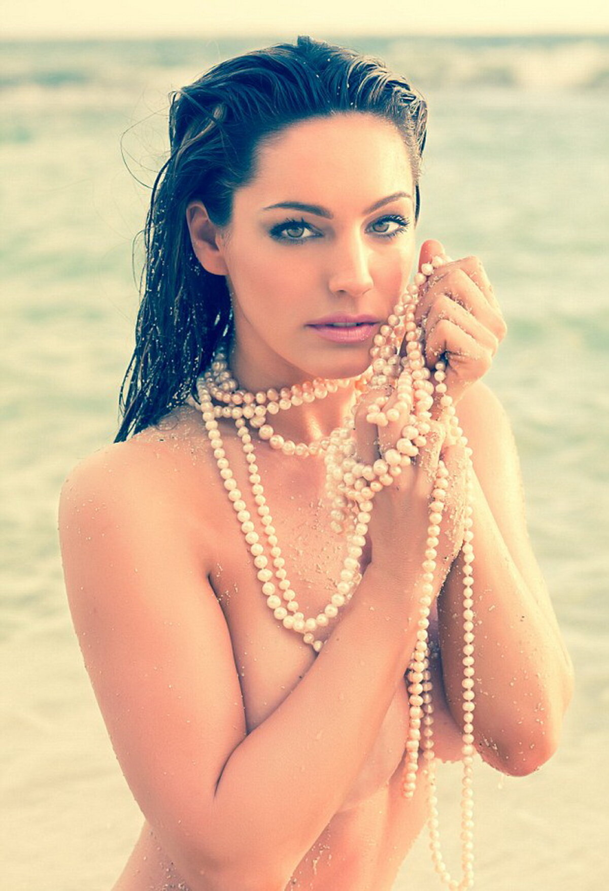 GALERIE FOTO » Fotografii de infarct! Kelly Brook, complet dezbrăcată pe plajă