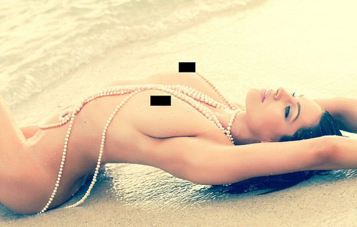 GALERIE FOTO » Fotografii de infarct! Kelly Brook, complet dezbrăcată pe plajă