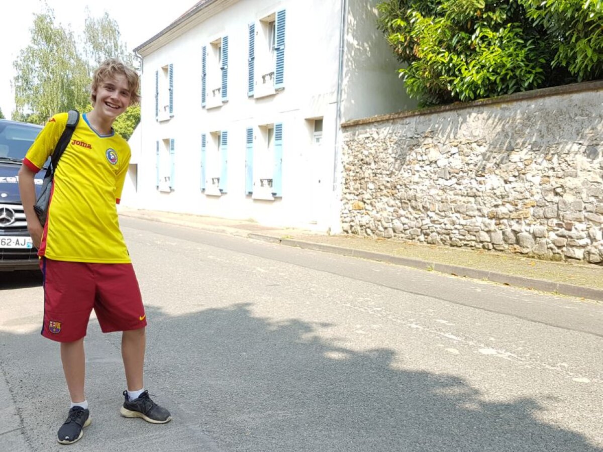 VIDEO+FOTO Naționala României i-a fermecat pe copiii din satele Picardiei, care poartă deja tricoul "tricolorilor"