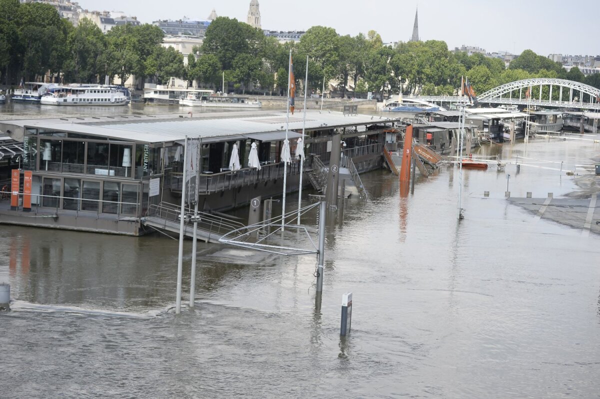 FOTO Parisul, între ape și emoții » Capitala Franței a devenit o reclamă uriașă pentru fotbal