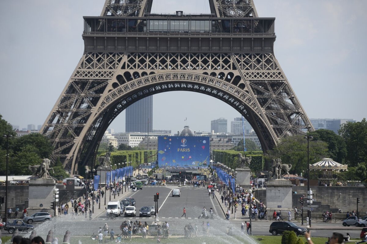 FOTO Parisul, între ape și emoții » Capitala Franței a devenit o reclamă uriașă pentru fotbal