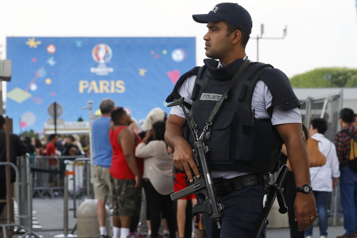 FOTO Parisul, între ape și emoții » Capitala Franței a devenit o reclamă uriașă pentru fotbal