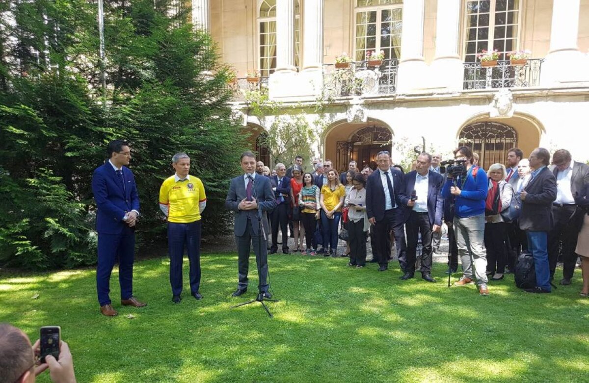 FOTO și VIDEO Corespondență din Franța » Premierul Cioloș, prezent la o recepție la ambasada României în Franța: "Să nu ne fie teamă!"