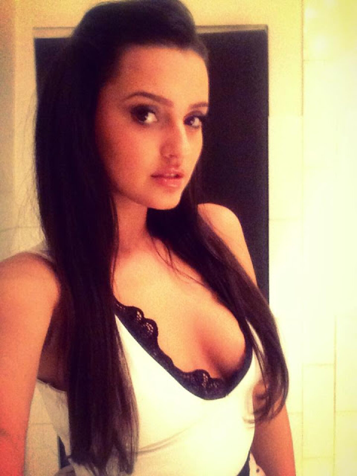 FOTO Franța - România, la duelul iubitelor de fotbaliști » Ne apărăm cu Sabrina și Bianca :)