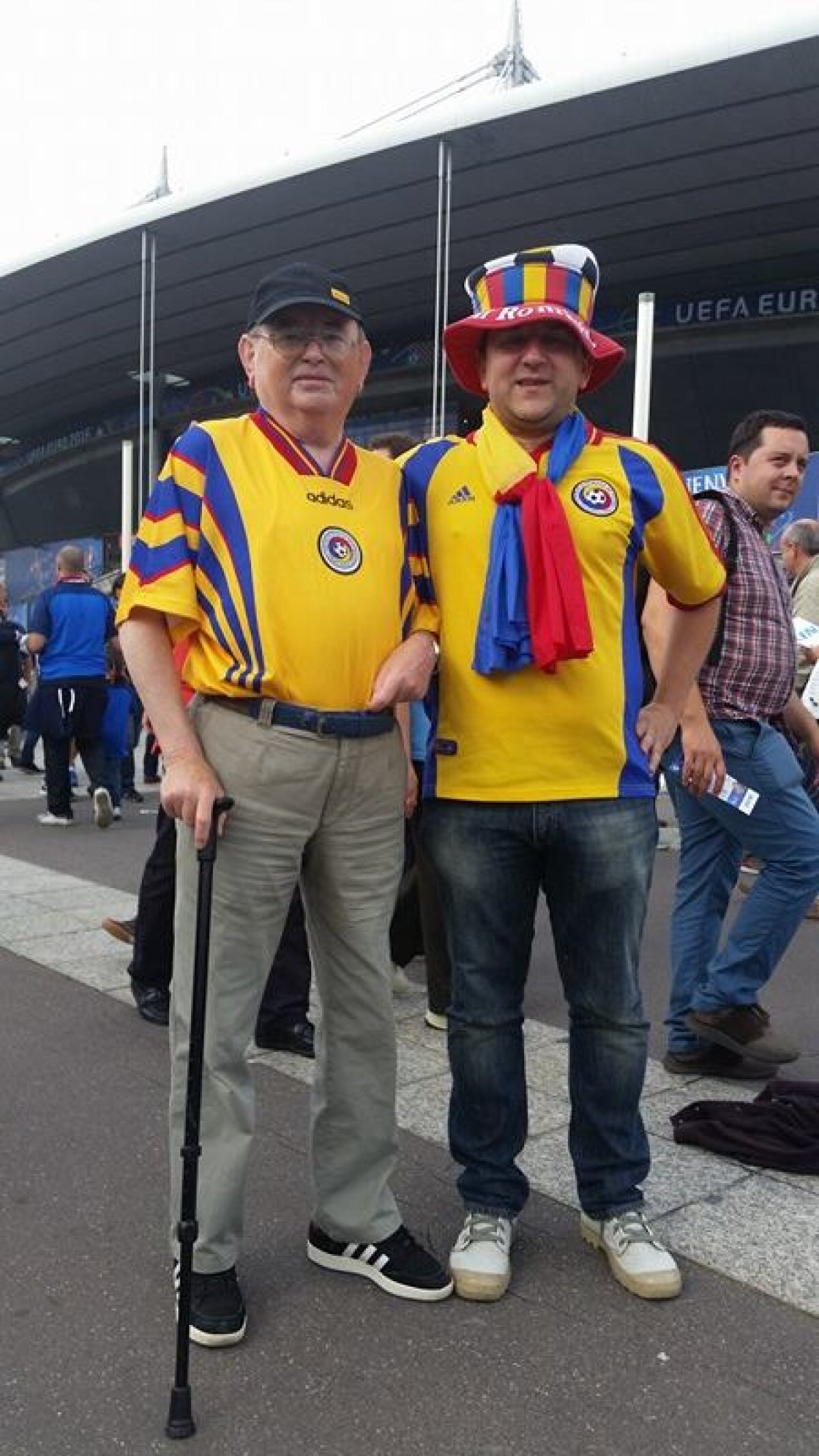 FOTO Fani din întreaga lume au venit la Paris ca să susțină România » "Tricolorii" au un suporter de 77 de ani: "Am fost la preliminariile CM 1970"