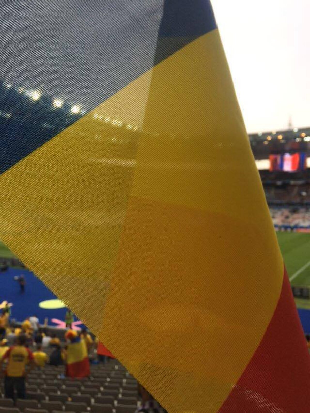 FOTO Fani din întreaga lume au venit la Paris ca să susțină România » "Tricolorii" au un suporter de 77 de ani: "Am fost la preliminariile CM 1970"