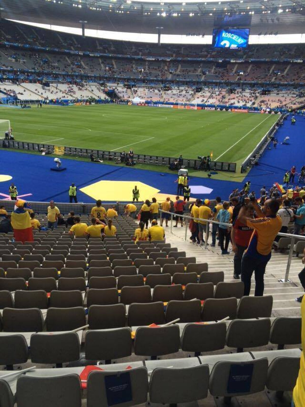 FOTO Fani din întreaga lume au venit la Paris ca să susțină România » "Tricolorii" au un suporter de 77 de ani: "Am fost la preliminariile CM 1970"