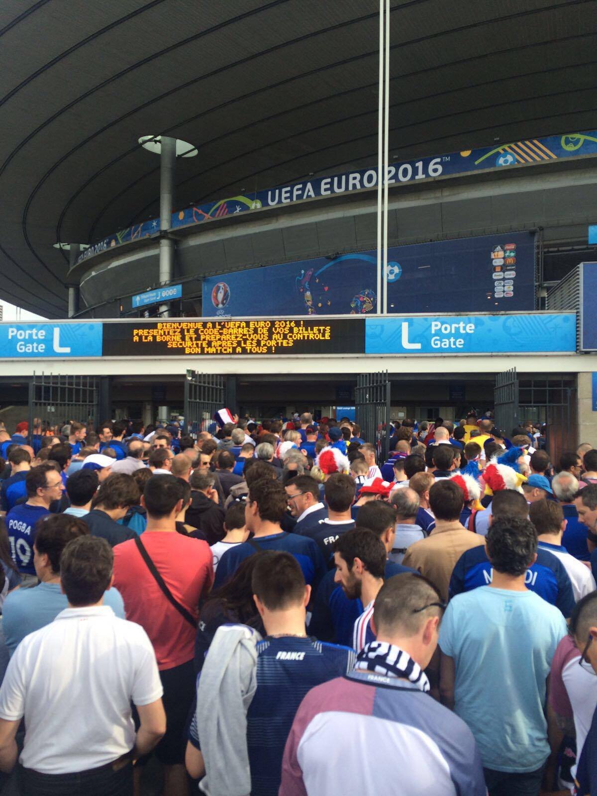 FOTO Fani din întreaga lume au venit la Paris ca să susțină România » "Tricolorii" au un suporter de 77 de ani: "Am fost la preliminariile CM 1970"