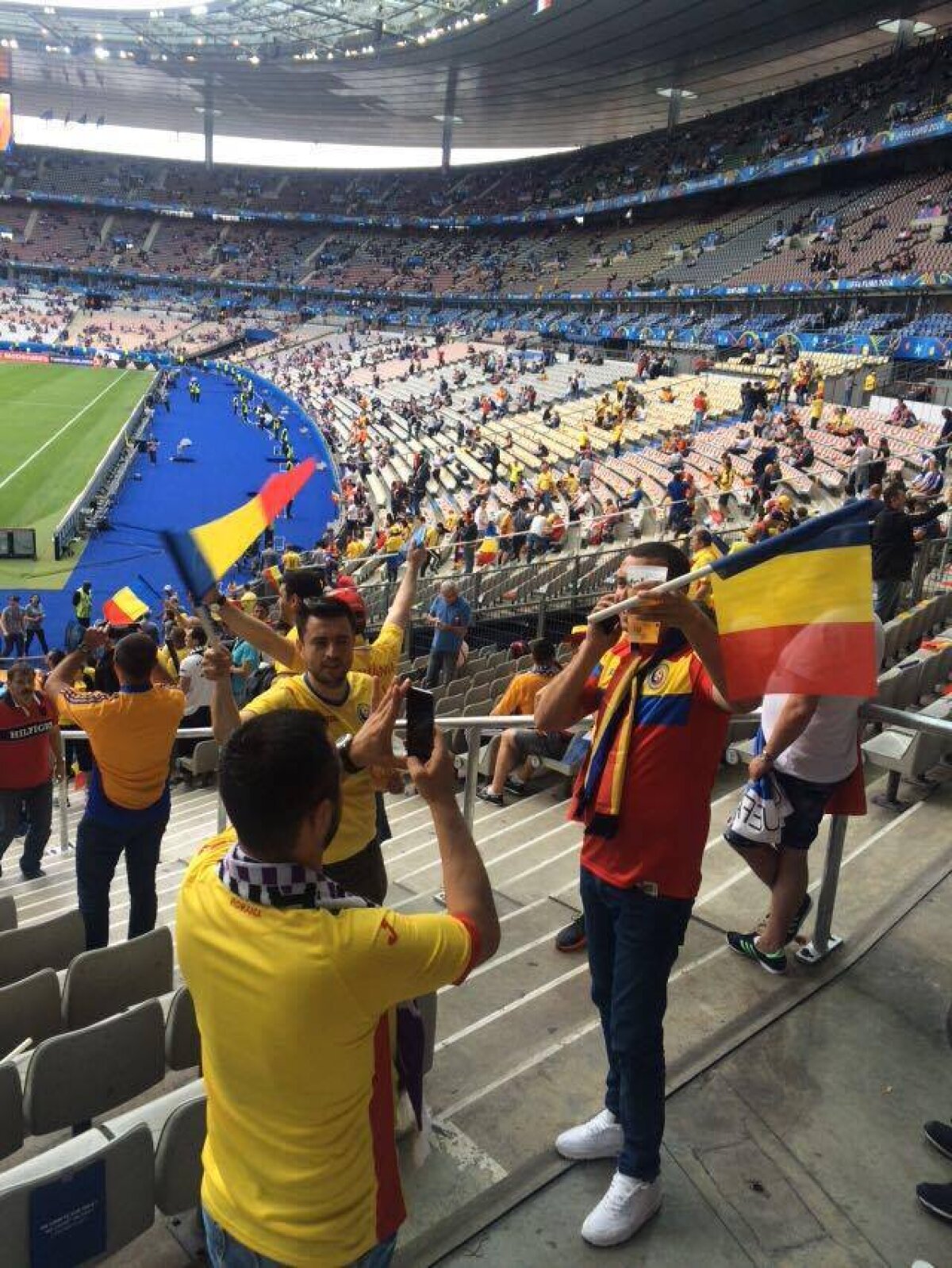 FOTO Fani din întreaga lume au venit la Paris ca să susțină România » "Tricolorii" au un suporter de 77 de ani: "Am fost la preliminariile CM 1970"
