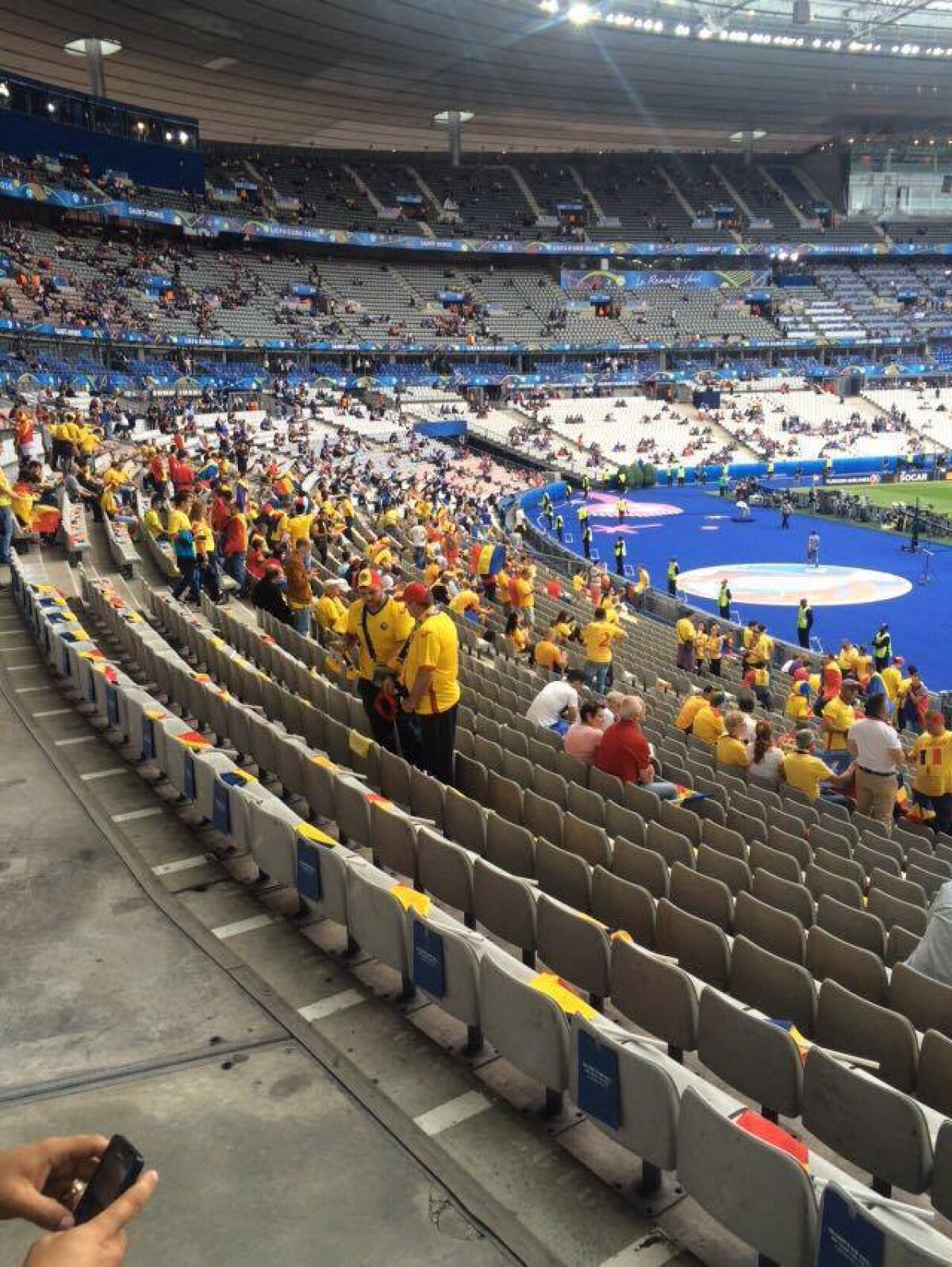 FOTO Fani din întreaga lume au venit la Paris ca să susțină România » "Tricolorii" au un suporter de 77 de ani: "Am fost la preliminariile CM 1970"