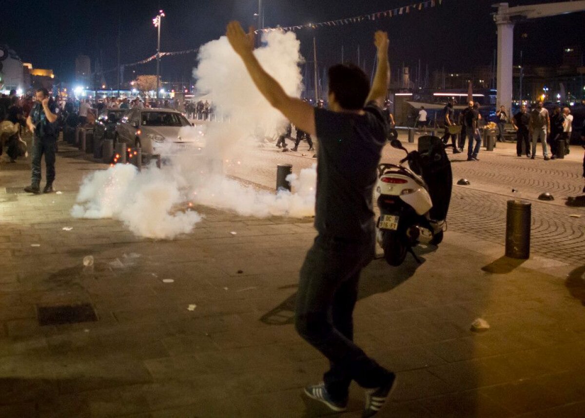 FOTO Sânge la Marseille! Fanii englezi s-au bătut joi noapte cu ultrașii locali şi cu poliţia