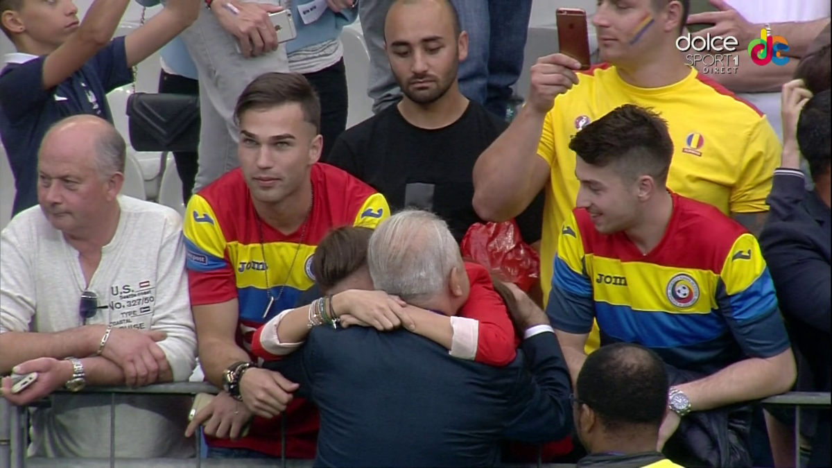 FOTO Imagini emoționante pe Stade de France! Selecționerul, îmbrățișat de familie, fiica sa a început să plângă