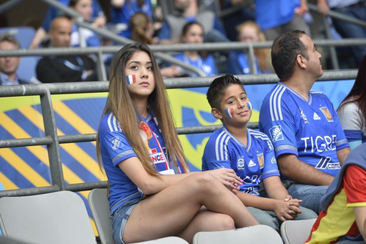 GALERIE FOTO Spectacol în tribune înainte de primul meci de la EURO! Suporterele celor două naționale au făcut senzație