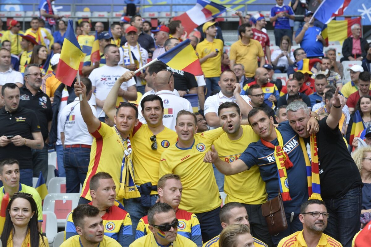 FOTO Au vopsit albul în galben » Peste 15.000 de români au făcut show pe Stade de France