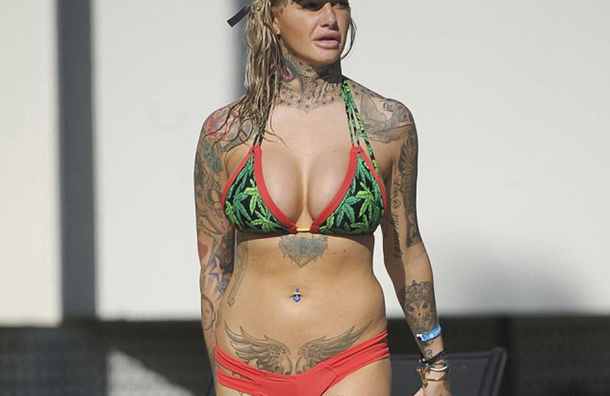E tatuată din cap până-n picioare, iar sânii sunt demenţiali! Blondina asta a făcut furori la piscină