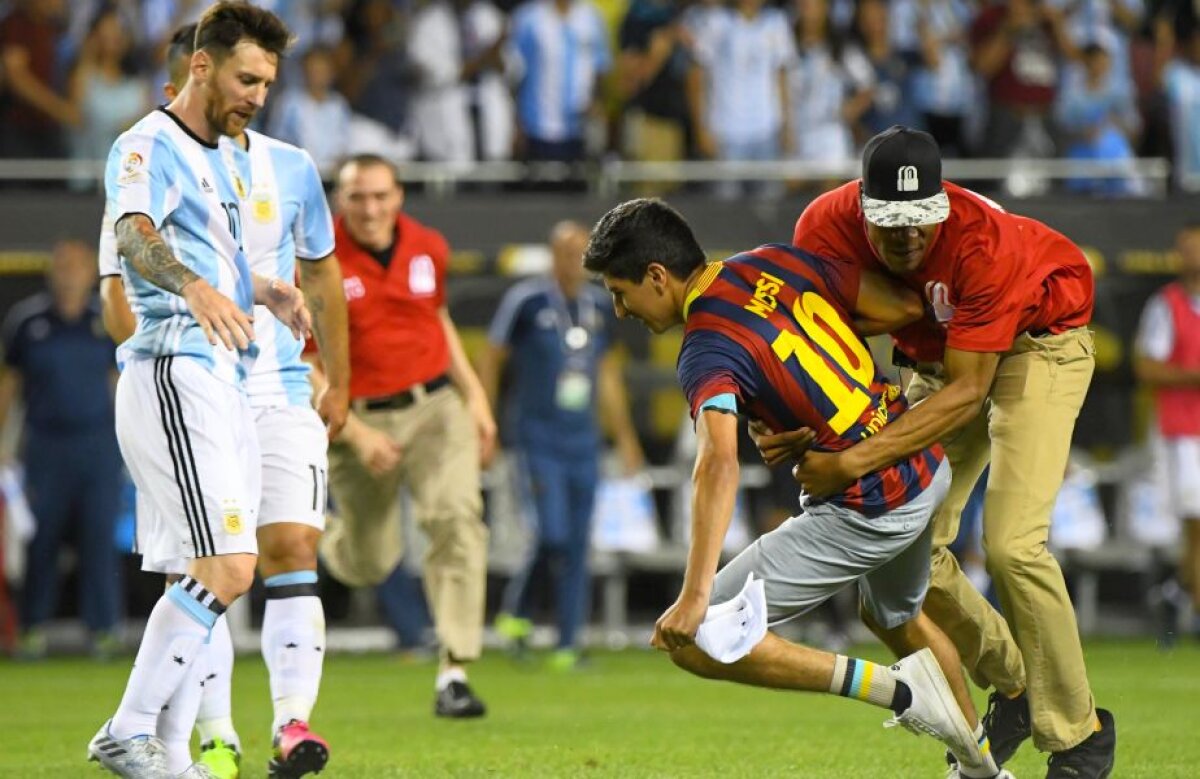 VIDEO și FOTO Un fan a intrat pe teren, forțele de ordine l-au pus la pământ, apoi a venit Messi » Gestul la care nu se aștepta suporterul