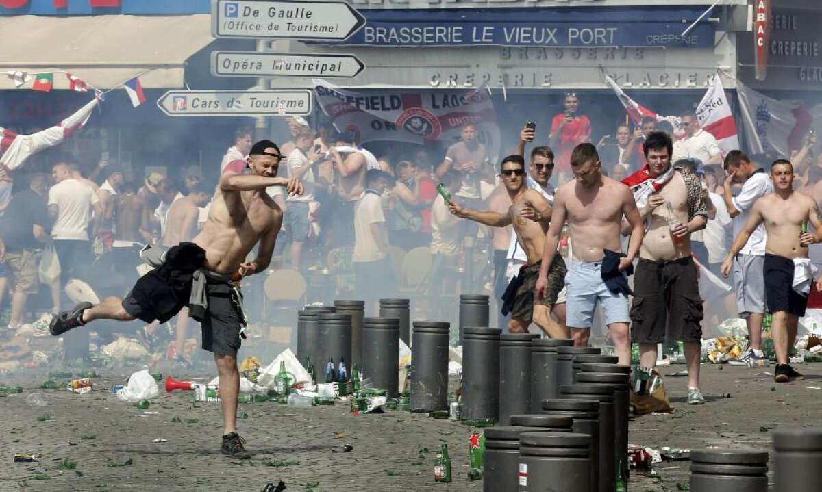 FOTO Lupte de stradă la Marseille! Fanii Angliei, bătuți crunt de ruși, unul este în stare extrem de gravă » Atenție, imagini cu un puternic impact emoțional!