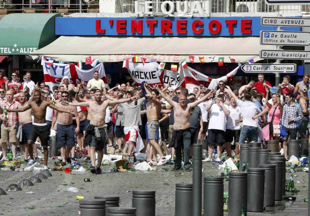 FOTO Lupte de stradă la Marseille! Fanii Angliei, bătuți crunt de ruși, unul este în stare extrem de gravă » Atenție, imagini cu un puternic impact emoțional!