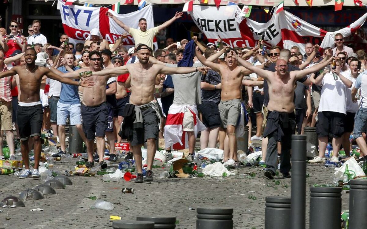 FOTO Lupte de stradă la Marseille! Fanii Angliei, bătuți crunt de ruși, unul este în stare extrem de gravă » Atenție, imagini cu un puternic impact emoțional!