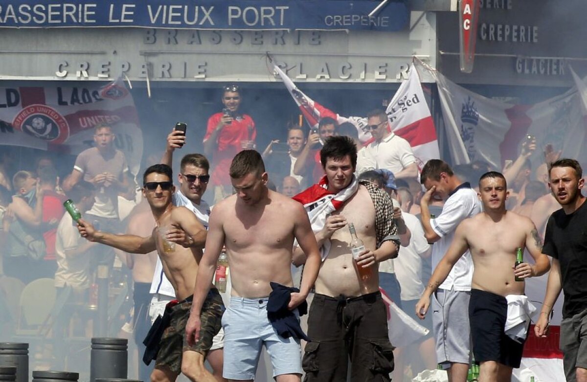 FOTO Lupte de stradă la Marseille! Fanii Angliei, bătuți crunt de ruși, unul este în stare extrem de gravă » Atenție, imagini cu un puternic impact emoțional!