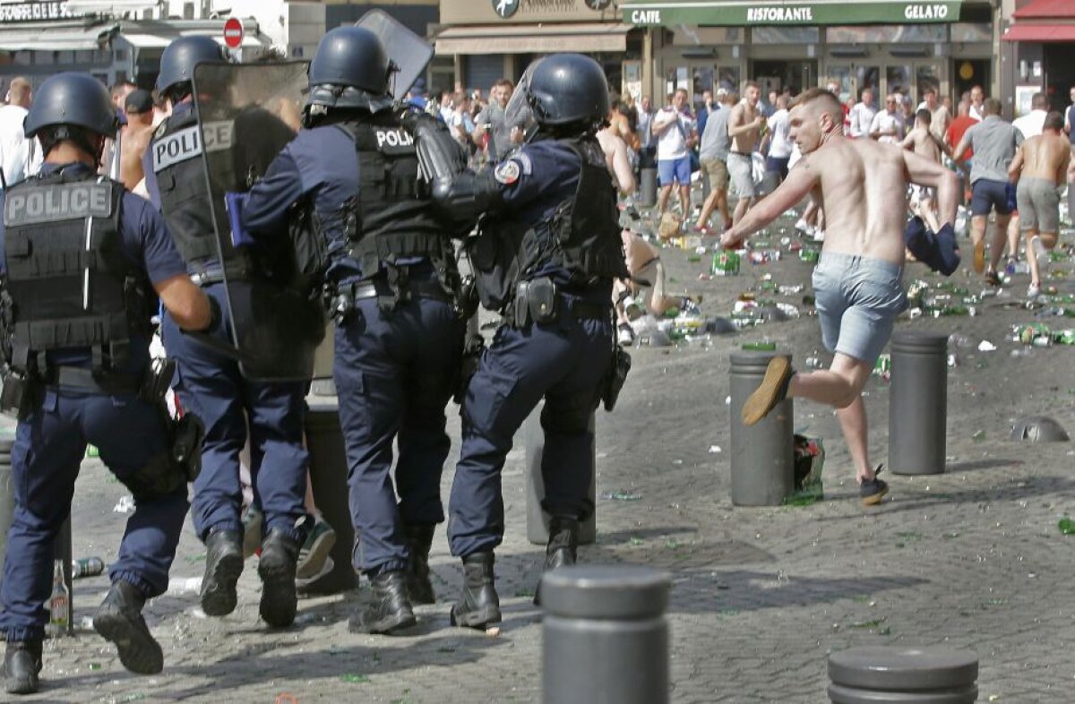 FOTO Lupte de stradă la Marseille! Fanii Angliei, bătuți crunt de ruși, unul este în stare extrem de gravă » Atenție, imagini cu un puternic impact emoțional!