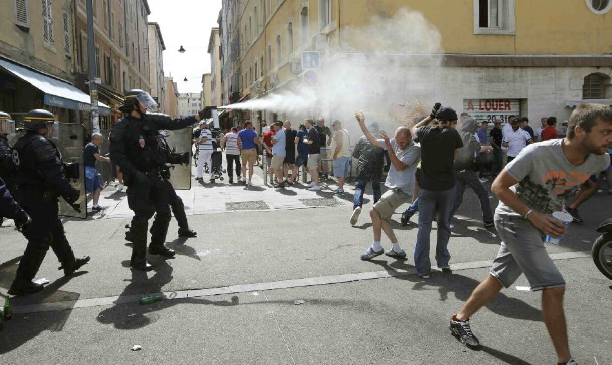 FOTO Lupte de stradă la Marseille! Fanii Angliei, bătuți crunt de ruși, unul este în stare extrem de gravă » Atenție, imagini cu un puternic impact emoțional!