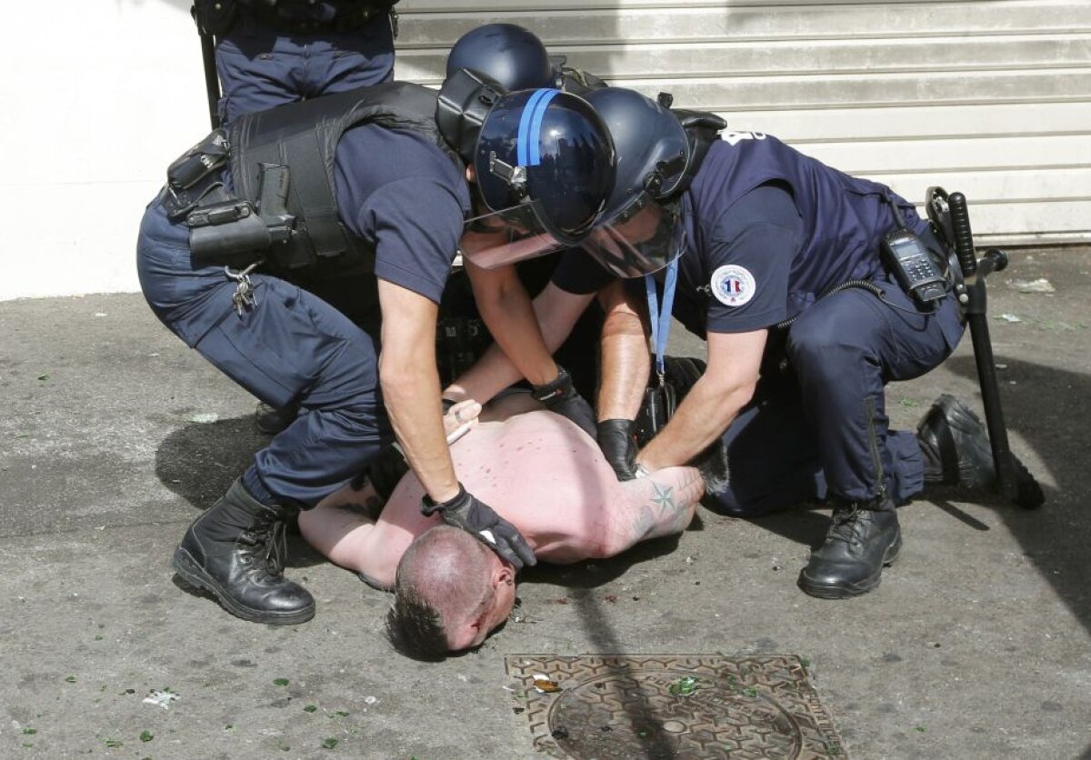 FOTO Lupte de stradă la Marseille! Fanii Angliei, bătuți crunt de ruși, unul este în stare extrem de gravă » Atenție, imagini cu un puternic impact emoțional!