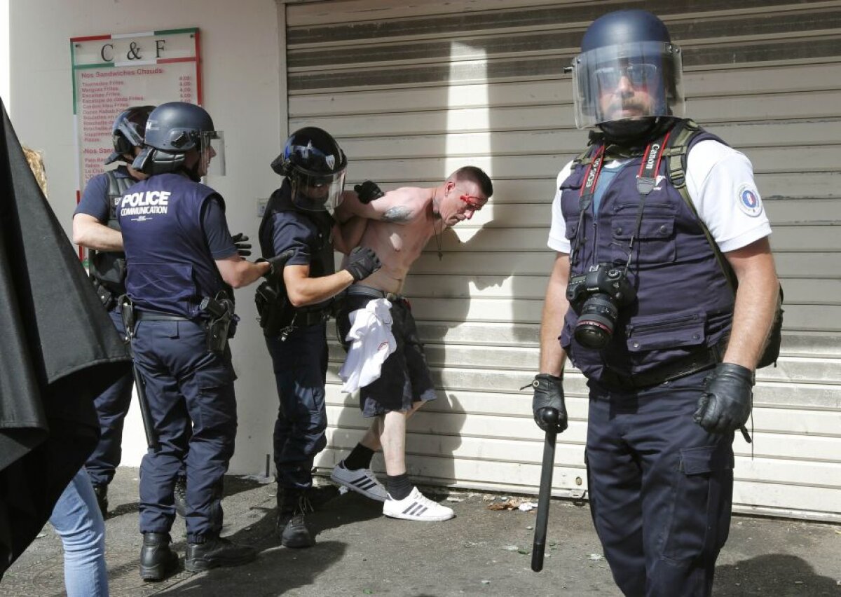 FOTO Lupte de stradă la Marseille! Fanii Angliei, bătuți crunt de ruși, unul este în stare extrem de gravă » Atenție, imagini cu un puternic impact emoțional!