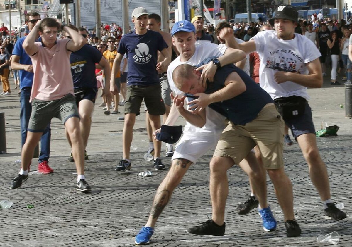 FOTO Lupte de stradă la Marseille! Fanii Angliei, bătuți crunt de ruși, unul este în stare extrem de gravă » Atenție, imagini cu un puternic impact emoțional!