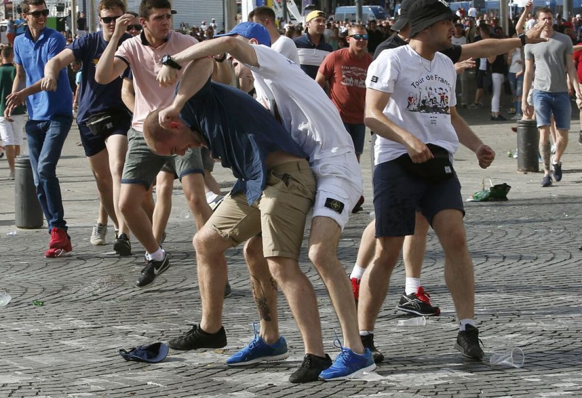 FOTO Lupte de stradă la Marseille! Fanii Angliei, bătuți crunt de ruși, unul este în stare extrem de gravă » Atenție, imagini cu un puternic impact emoțional!