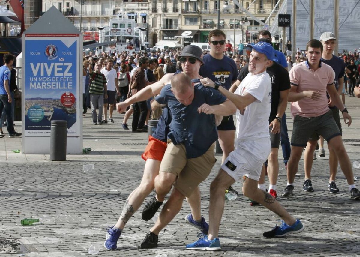 FOTO Lupte de stradă la Marseille! Fanii Angliei, bătuți crunt de ruși, unul este în stare extrem de gravă » Atenție, imagini cu un puternic impact emoțional!