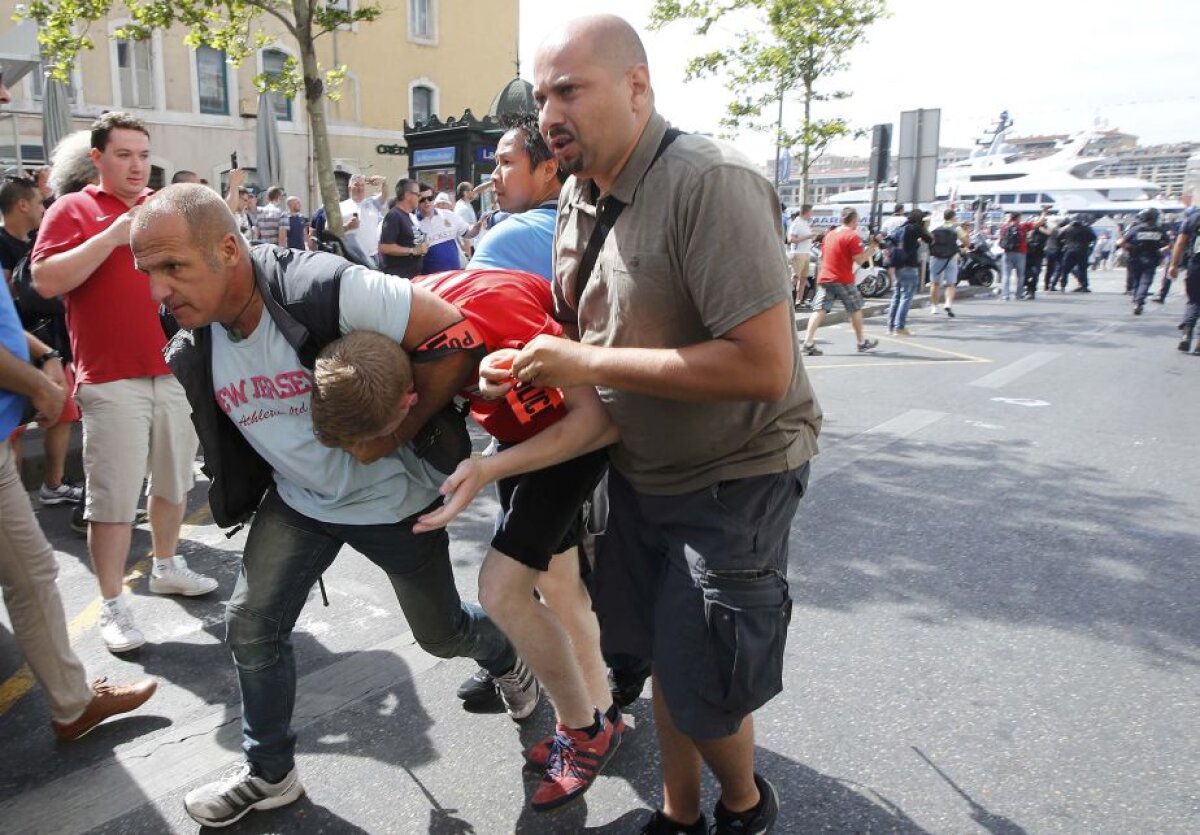 FOTO Lupte de stradă la Marseille! Fanii Angliei, bătuți crunt de ruși, unul este în stare extrem de gravă » Atenție, imagini cu un puternic impact emoțional!