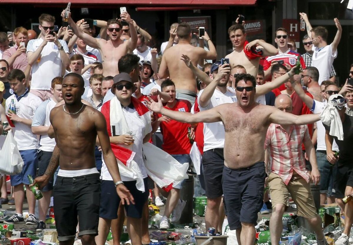 FOTO Lupte de stradă la Marseille! Fanii Angliei, bătuți crunt de ruși, unul este în stare extrem de gravă » Atenție, imagini cu un puternic impact emoțional!