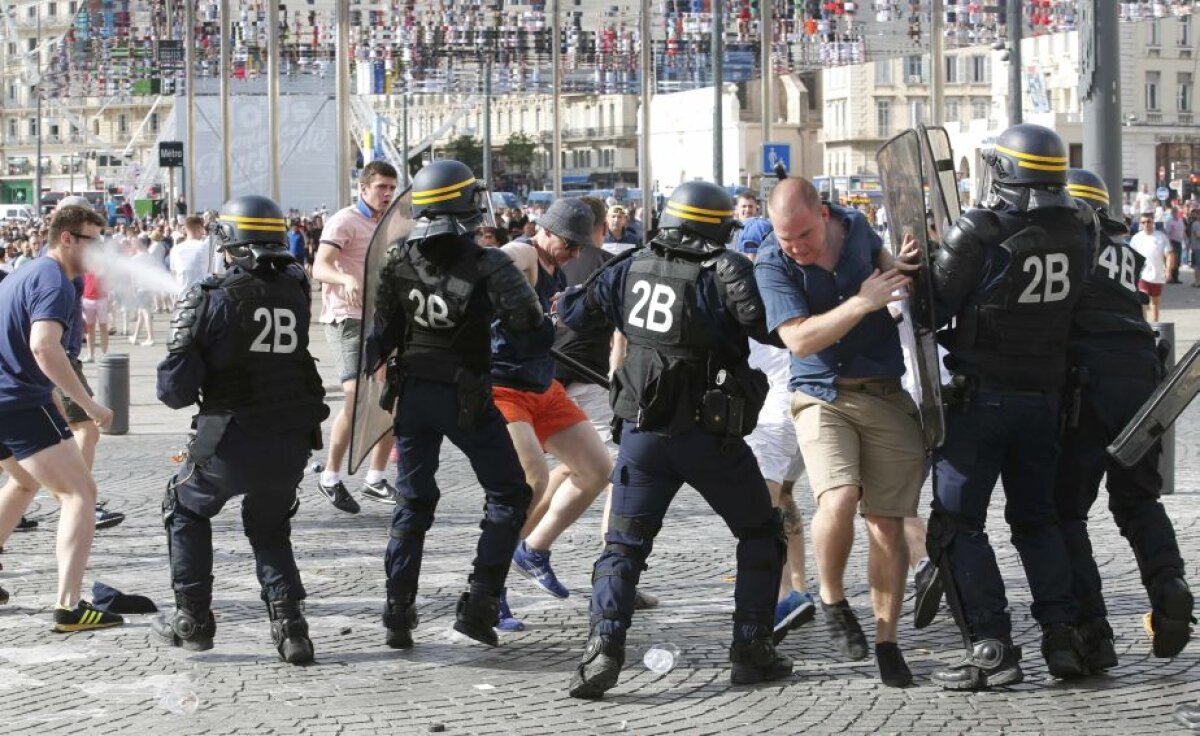 FOTO Lupte de stradă la Marseille! Fanii Angliei, bătuți crunt de ruși, unul este în stare extrem de gravă » Atenție, imagini cu un puternic impact emoțional!