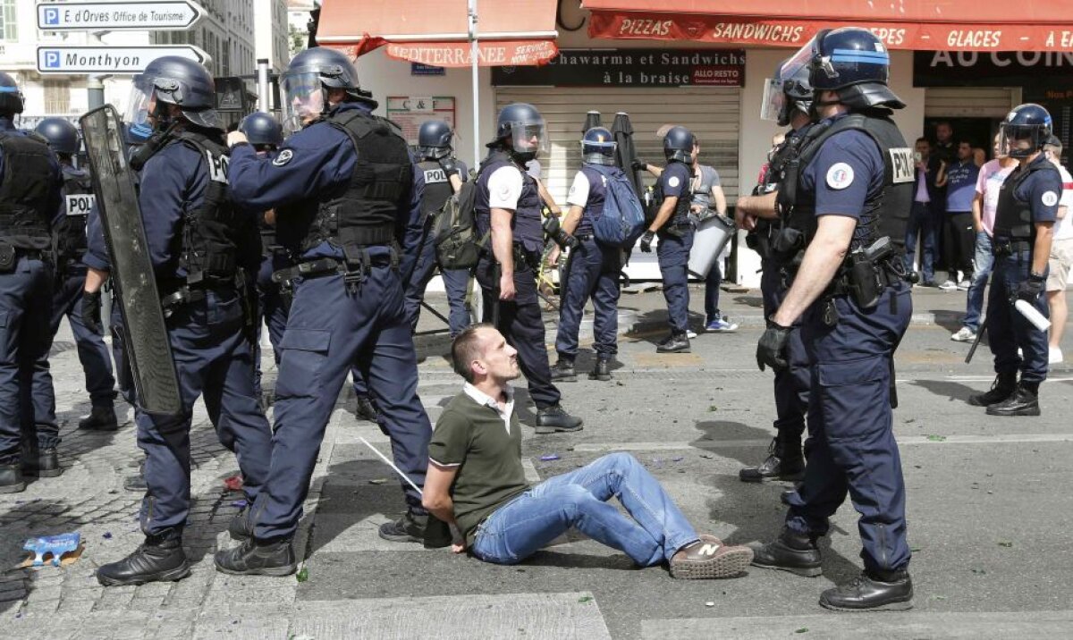 FOTO Lupte de stradă la Marseille! Fanii Angliei, bătuți crunt de ruși, unul este în stare extrem de gravă » Atenție, imagini cu un puternic impact emoțional!